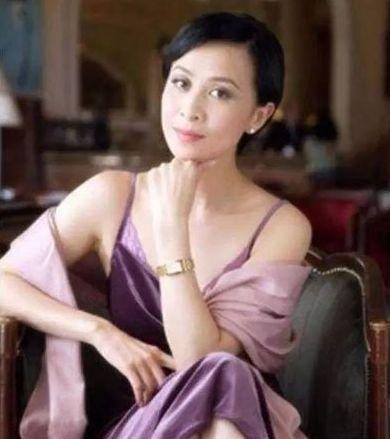 曾是劉嘉玲初戀，梁朝偉情敵「香港第一美男」如今妻離子散一夜白頭最終二人還是分道揚鑣了