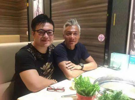 曾是劉嘉玲初戀，梁朝偉情敵「香港第一美男」如今妻離子散一夜白頭最終二人還是分道揚鑣了