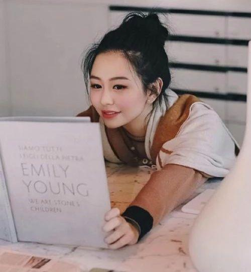 邱淑貞二女兒也長大了，身高比肩姐姐沈月，身材肉感十足長相似爸