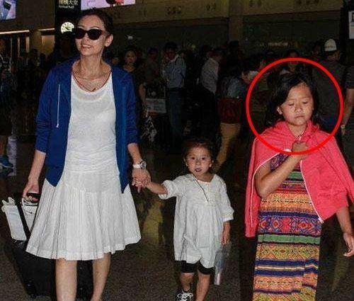 邱淑貞二女兒也長大了，身高比肩姐姐沈月，身材肉感十足長相似爸