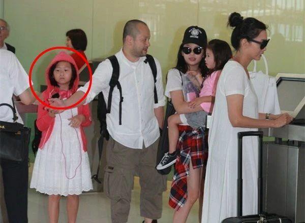 邱淑貞二女兒也長大了，身高比肩姐姐沈月，身材肉感十足長相似爸