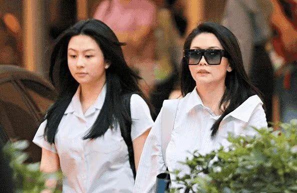 邱淑貞二女兒也長大了，身高比肩姐姐沈月，身材肉感十足長相似爸