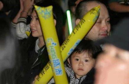 邱淑貞二女兒也長大了，身高比肩姐姐沈月，身材肉感十足長相似爸