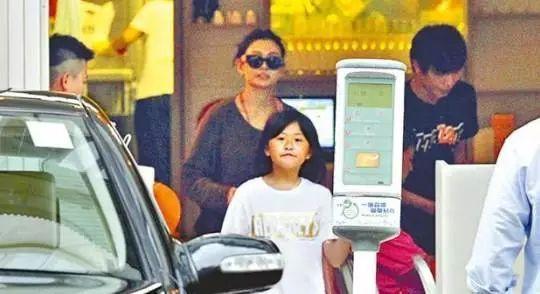 邱淑貞二女兒也長大了，身高比肩姐姐沈月，身材肉感十足長相似爸