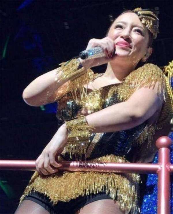 2歲遭父遺棄的她憑一己之力躍身為日本超人氣天後，卻遭外國男友拋棄後雙耳失聰腿病纏身！