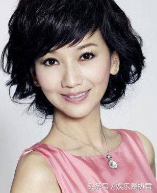 63歲趙雅芝與兒子合照似情侶，『 但網友卻紛紛注意到她的腳』~