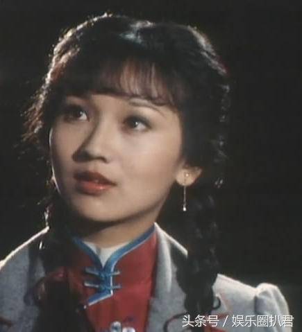 63歲趙雅芝與兒子合照似情侶，『 但網友卻紛紛注意到她的腳』~