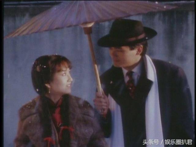 63歲趙雅芝與兒子合照似情侶，『 但網友卻紛紛注意到她的腳』~
