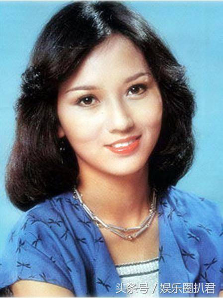 63歲趙雅芝與兒子合照似情侶，『 但網友卻紛紛注意到她的腳』~
