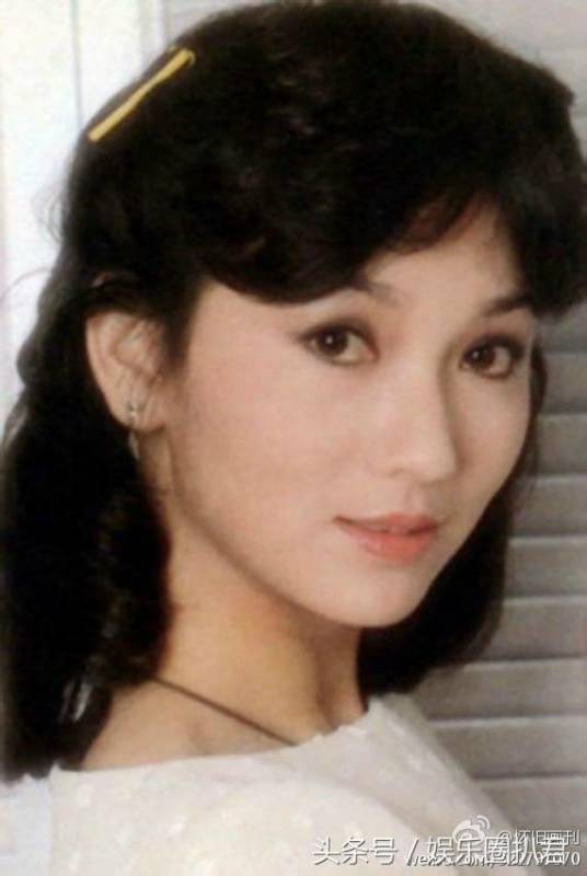 63歲趙雅芝與兒子合照似情侶，『 但網友卻紛紛注意到她的腳』~