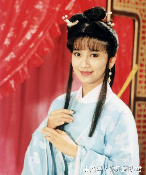 63歲趙雅芝與兒子合照似情侶，『 但網友卻紛紛注意到她的腳』~