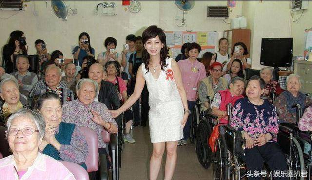 63歲趙雅芝與兒子合照似情侶，『 但網友卻紛紛注意到她的腳』~