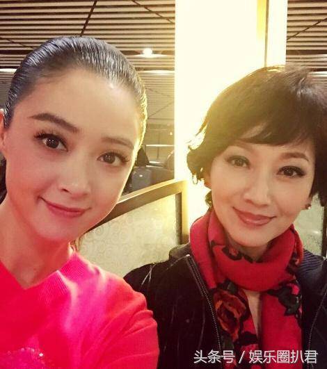 63歲趙雅芝與兒子合照似情侶，『 但網友卻紛紛注意到她的腳』~