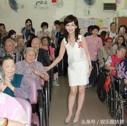 63歲趙雅芝與兒子合照似情侶，『 但網友卻紛紛注意到她的腳』~
