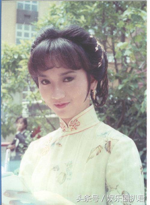 63歲趙雅芝與兒子合照似情侶，『 但網友卻紛紛注意到她的腳』~