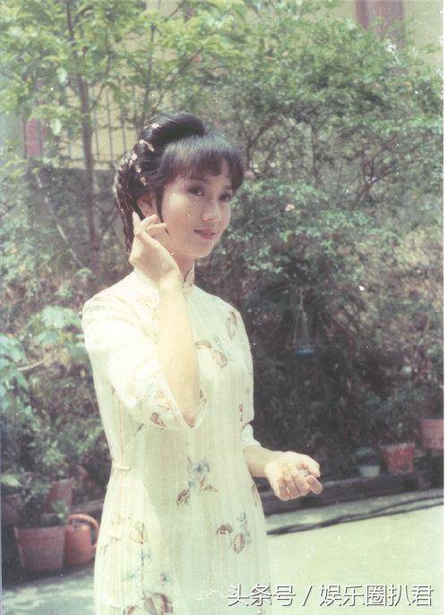 63歲趙雅芝與兒子合照似情侶，『 但網友卻紛紛注意到她的腳』~