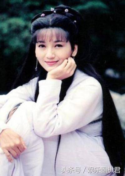 63歲趙雅芝與兒子合照似情侶，『 但網友卻紛紛注意到她的腳』~