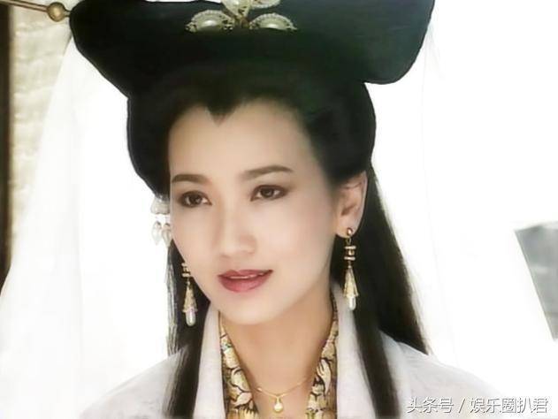 63歲趙雅芝與兒子合照似情侶，『 但網友卻紛紛注意到她的腳』~