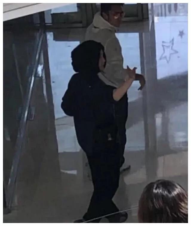 王菲個人帳號被曝光：與謝霆鋒「睡一起「照片曝光，超甜蜜!