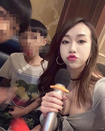 正妹空姐KTV穿超辣！　陪姪子唱歌「北半球被看光」網暴動：好兇  