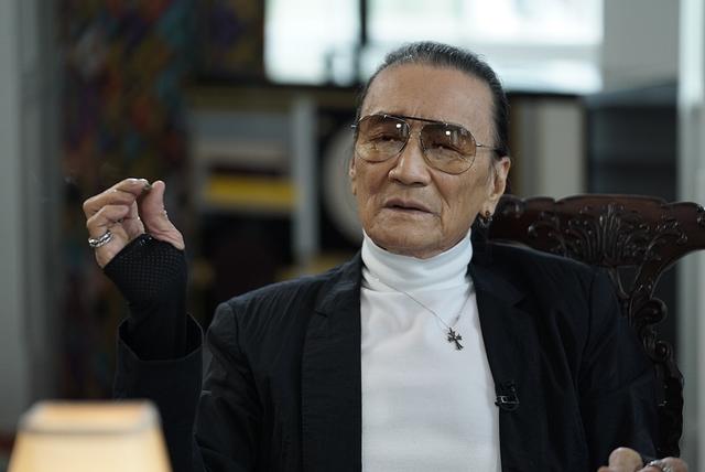 前妻秀恩愛你一口我一口的，謝賢也不甘寂寞進行回擊，約賭王四太梁安琪喝下午茶，自曝分手後獨居豪宅太枯燥！