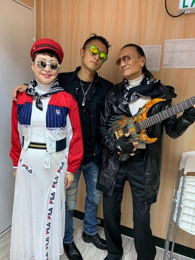 前妻秀恩愛你一口我一口的，謝賢也不甘寂寞進行回擊，約賭王四太梁安琪喝下午茶，自曝分手後獨居豪宅太枯燥！