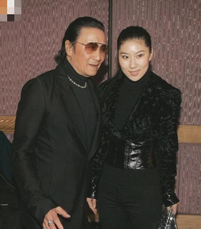 前妻秀恩愛你一口我一口的，謝賢也不甘寂寞進行回擊，約賭王四太梁安琪喝下午茶，自曝分手後獨居豪宅太枯燥！