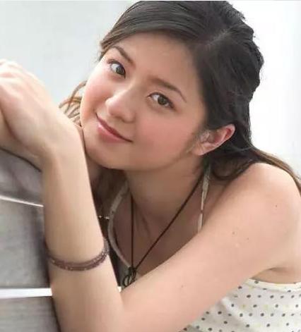 香港小姐嫁給億萬富豪，幾年生下3個女兒，家裡放話不生兒子不行！
