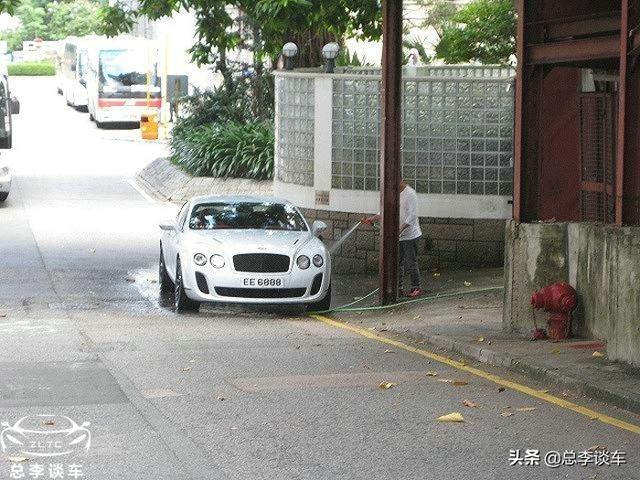 呂良偉的座駕，車牌有6有8，身價十幾億，自己動手洗車！