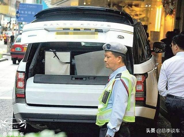 呂良偉的座駕，車牌有6有8，身價十幾億，自己動手洗車！