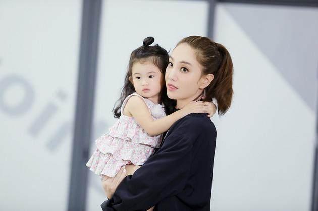 史上最靚乾媽團！Yumiko鄭希怡為女兒梁浸浸慶4歲生日❤ 天后級的她們也來啦！網民：好幸福啊～