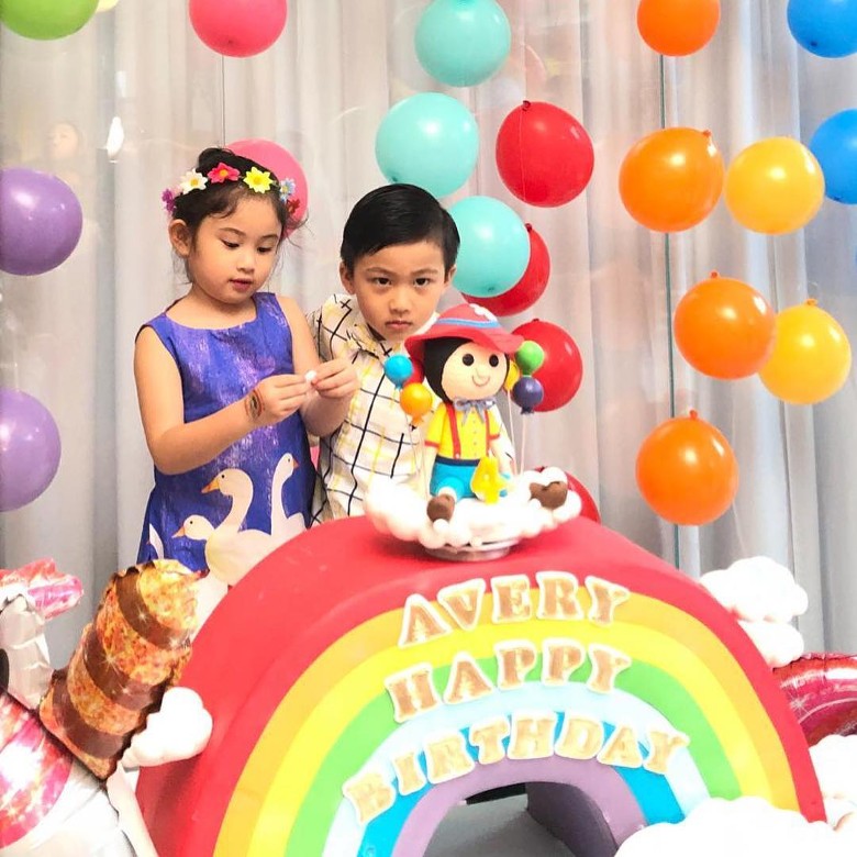 史上最靚乾媽團！Yumiko鄭希怡為女兒梁浸浸慶4歲生日❤ 天后級的她們也來啦！網民：好幸福啊～