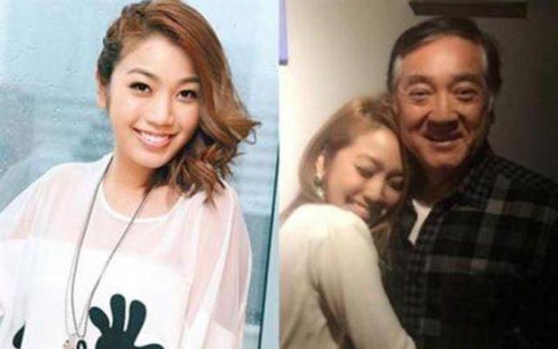 74歲秦沛外出逛街，與妻子同框像兩代人，手挽手羨煞旁人