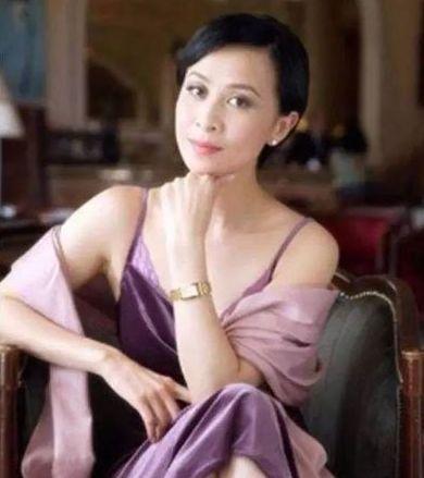 曾是劉嘉玲初戀，梁朝偉情敵「香港第一美男」今妻離子散一夜白頭
