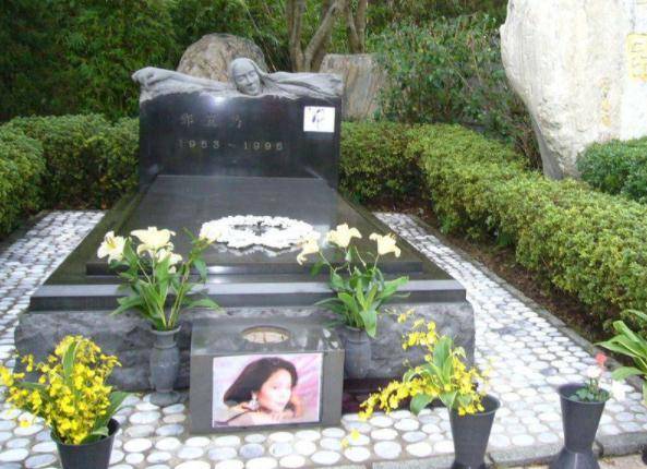 李小龍的墓地，黃家駒的墓地，鄧麗君的墓地，不如她墓地香火鼎盛！