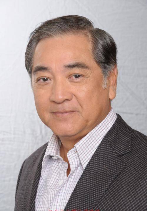 74歲秦沛外出逛街，與妻子同框像兩代人，手挽手羨煞旁人~