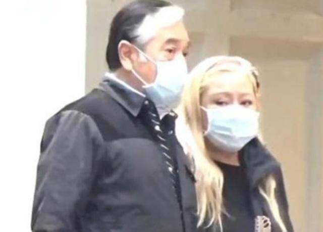 74歲秦沛外出逛街，與妻子同框像兩代人，手挽手羨煞旁人~