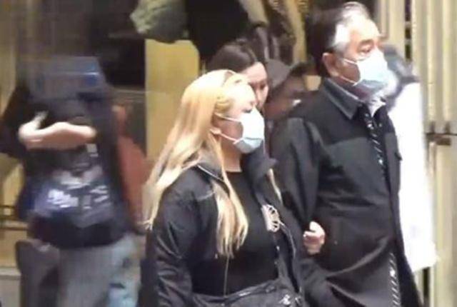 74歲秦沛外出逛街，與妻子同框像兩代人，手挽手羨煞旁人~