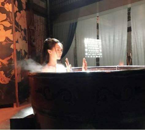 演員拍戲時的下半身是什麼狀態？看了不要笑～