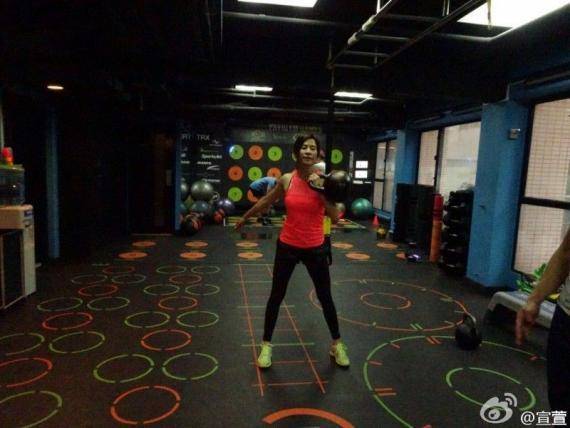 46歲宣萱「一個月內狠減5公斤」，變身美魔女！她公開超夯減肥方法，沒想到只要「簡單4招」