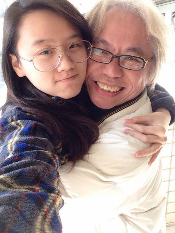 「爺孫戀」婚禮正式喊停！看林靖恩拍照的這個「小細節」..就知道小女孩想「明白」了！那種糟老頭根本不值得留戀！眾人都叫好！