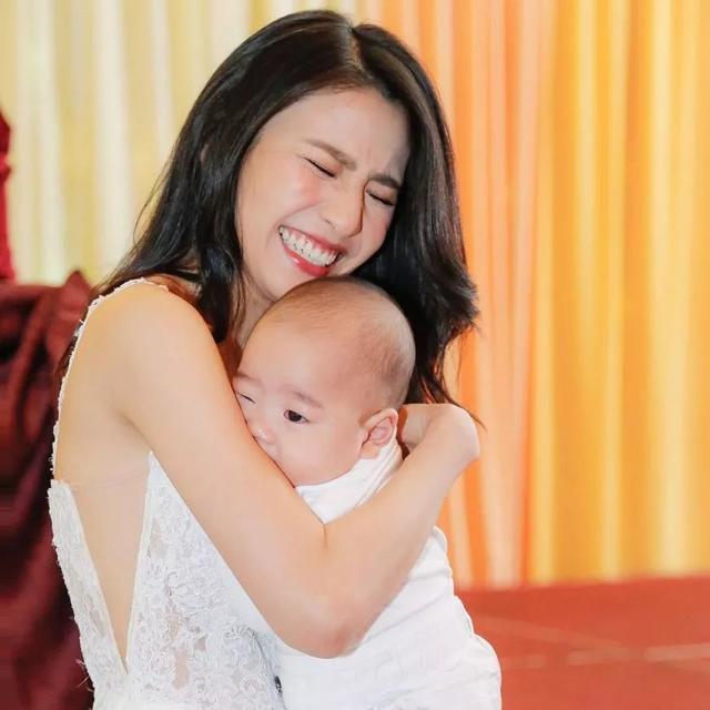前TVB女藝人林芊妤回馬補辦婚禮！一家三口好Sweet！