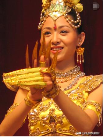 5歲因發燒成為聾啞人，被富商苦追8年，最終卻選擇嫁給一個窮小子