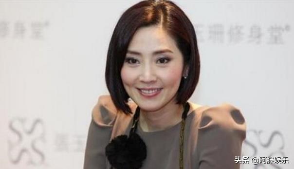 她15歲出道，戀上大24歲黑道大哥， 如今成功逆襲，身價上億!