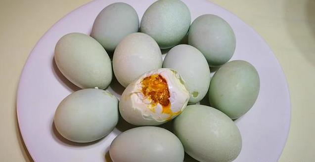 醃鹹鴨蛋，不要用鹽水泡了，老媽用40年的土方法，時間短，油還多，比買的好吃太多