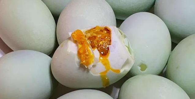 醃鹹鴨蛋，不要用鹽水泡了，老媽用40年的土方法，時間短，油還多，比買的好吃太多