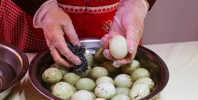 醃鹹鴨蛋，不要用鹽水泡了，老媽用40年的土方法，時間短，油還多，比買的好吃太多