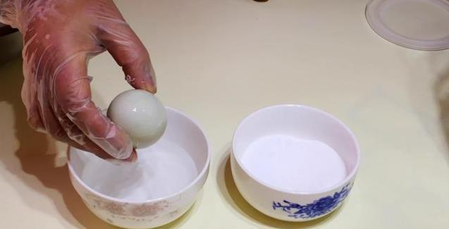醃鹹鴨蛋，不要用鹽水泡了，老媽用40年的土方法，時間短，油還多，比買的好吃太多