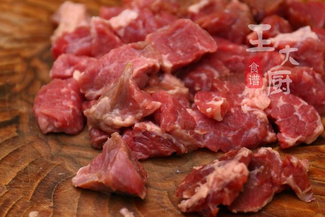 家常牛肉燉蘿卜，牛肉酥爛，蘿卜入口即化，湯鮮味美的下飯菜