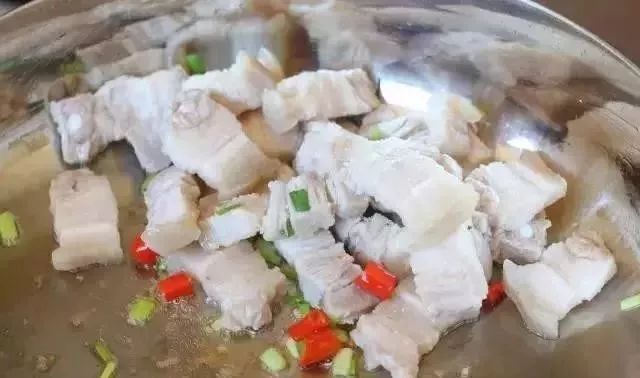 香氣撲鼻的排骨板栗燜飯，一個電飯鍋就搞定！